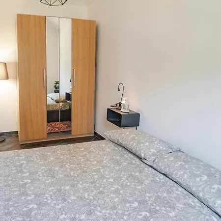 Dora's Park Modern Apartman